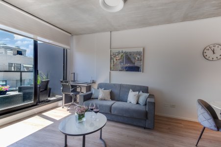 _P2A8653 web (living room with clock).jpg