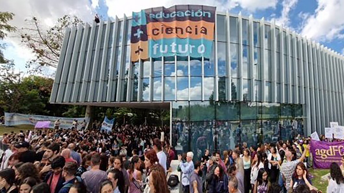 The university march unites the opposition in the same demand and challenges the resistance of the Government The university march unites the opposition in the same demand and challenges the resistance of the Government